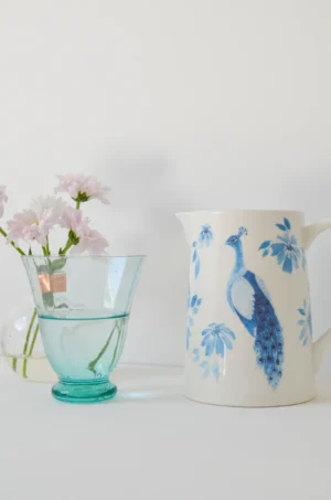 Pauw in blauw waterkaraf