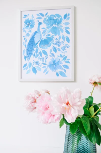 Poster met aquarel geschilderde pauw in blauw en bloemen