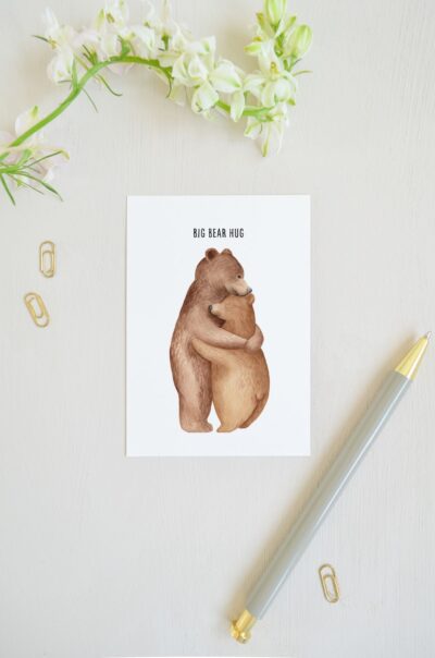 blanco ansichtkaart met een berenknuffel van twee beren en op de voorkant tekst 'big bear hug'