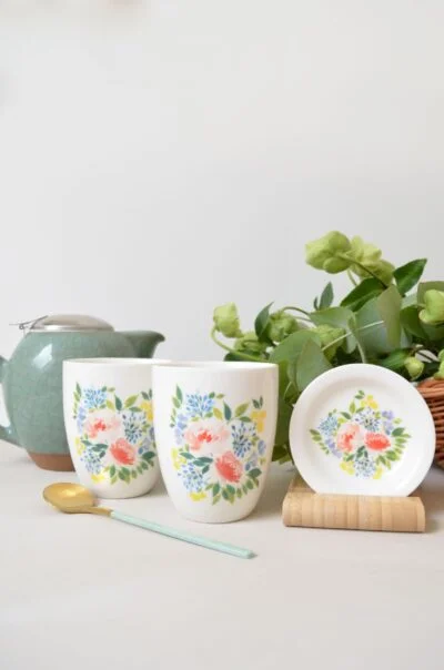 bekerset met zomerbloemen illustratie en bijpassend theetipje