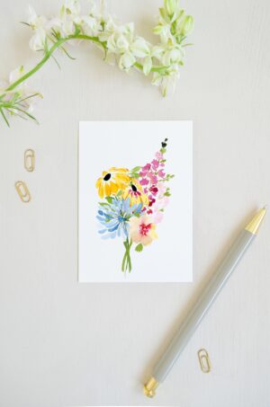blanco ansichtkaart met aquarel geschilderd boeket bloemen in losse stijl in geel, roze, blauwe kleuren