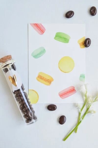 brievenbus cadeautje koffie moment met mokkaboontjes en kaart met macarons