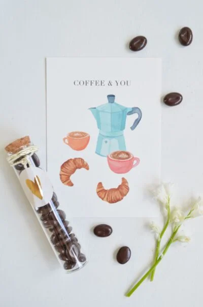 brievenbuscadeautje met kaart 'coffee and you' en mokkaboontje voor een koffie momentje