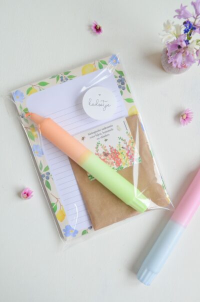 cadeauset met zomers notitieblok, handgemaakte dipdye kaars en biologische bloemzaden mix
