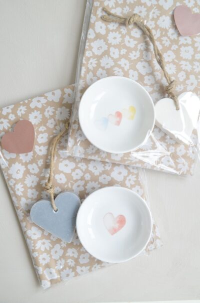 cadeausetjes met hartjes schaaltje en hartjes zeep