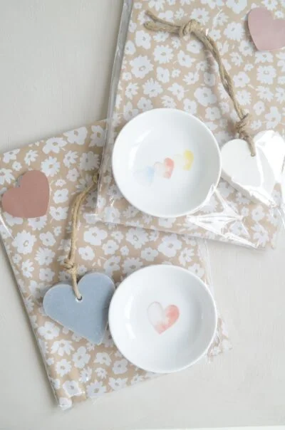 cadeausetjes met hartjes schaaltje en hartjes zeep