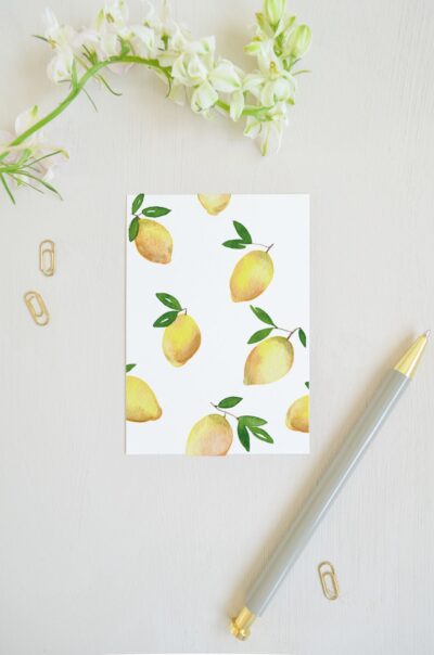 blanco ansichtkaart met patroon van citroenen, geschilderd met aquarel