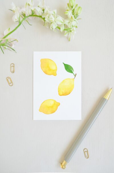 ansichtkaart met drie aquarel geschilderde citroenen