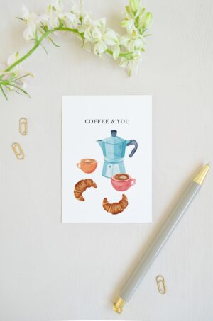 blanco ansichtkaart met croissantjes en kopjes koffie, met tekst 'coffee and you'