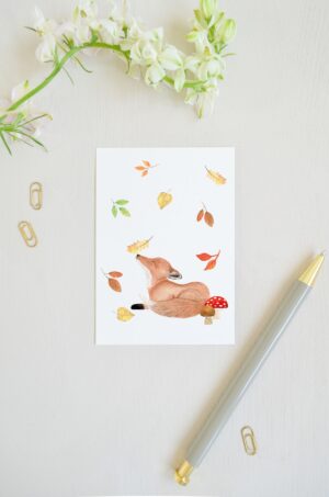 herfst ansichtkaart met vosje, herfstblaadjes en paddestoelen in aquarel geschilderd
