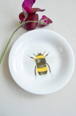 mini schaaltje met aquarel illustratie van een hommel