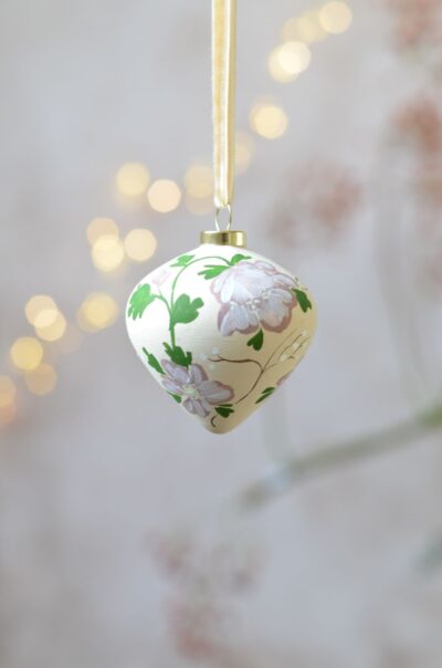 kerst ornament met handgeschilderde helleborus