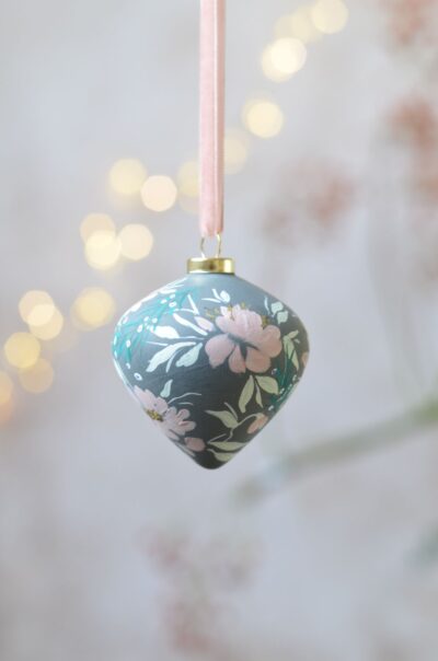 handgeschilderde kerst ornamenten met pioenrozen