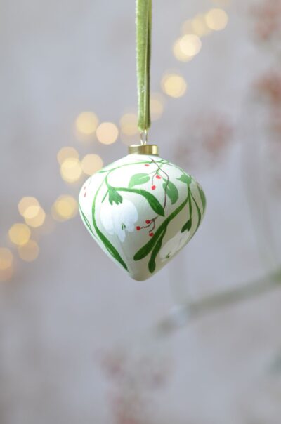handbeschilderde kerst ornament met sneeuwklokjes