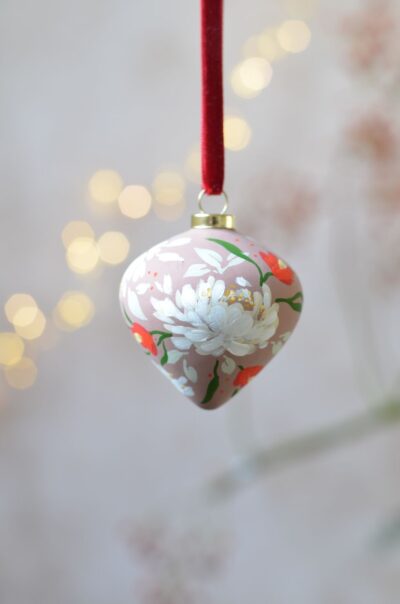 kerst ornament handgeschilderd met pioenrozen en lobelia