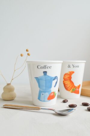 set koffiebekers met tekst coffee and you en aquarel illustraties van koffie met een croissantje