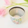 espressokopje en waxinelichthouder met bloemen illustratie