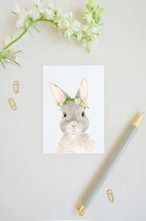 lente ansichtkaart met konijntje met bloemenkrans van madeliefjes