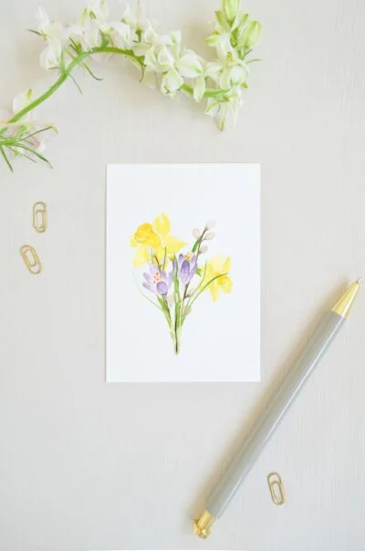 lente ansichtkaart met aquarel boeket van lente bloemen waaronder narcissen, krokussen en wilgenkatjes tak