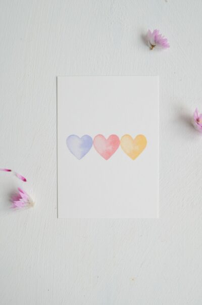 minikaartje met drie hartjes in aquarel, roze blauw en geel