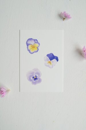 minikaartje met drie aquarel geschilderde viooltjes