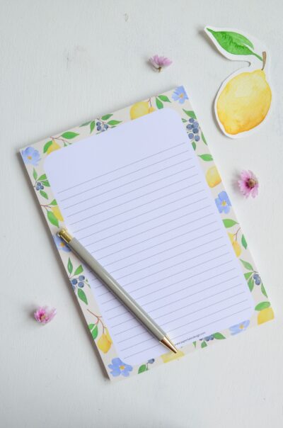 notitieblok of briefpapier met aquarel illustraties van citroenen, blauwe bessen en bloemetjes.