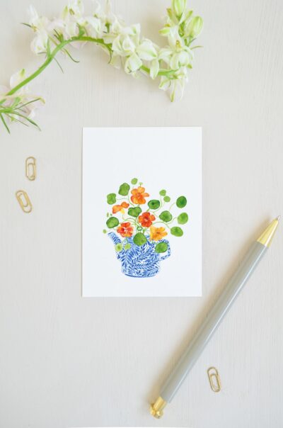 ansichtkaart met delfts blauwe theepot met daaruit oost-indische kers, een vrolijke aquarel geschilderde ansichtkaart