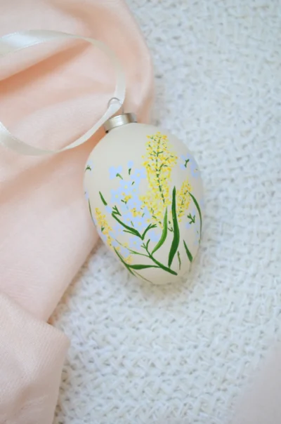 unieke paasdecoratie van handgeschilderde paashangers met vergeet-me-nietjes en mimosa bloemen