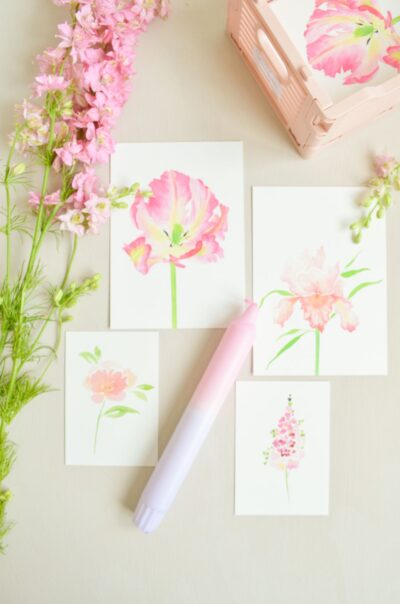 pastel pink pakket met ansichtkaarten van roze bloemen en dipdye kaars met roze