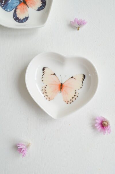 mini schaaltje met roze vlindertje in hart vorm