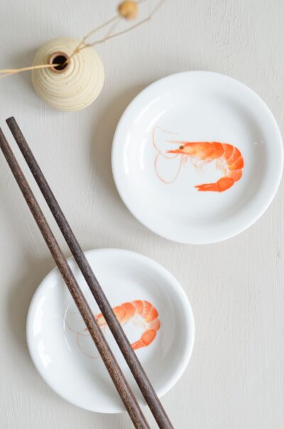 mini schaaltje met aquarel illustratie van een garnaal, bijvoorbeeld voor sojasaus bij sushi