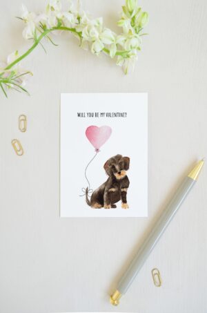 valentijn ansichtkaart met teckel geschilderd met aquarel en hartjes ballon en tekst 'will you be my valentine?'