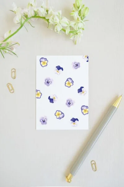 ansichtkaart met patroon van paarse viooltjes geschilderd met aquarel