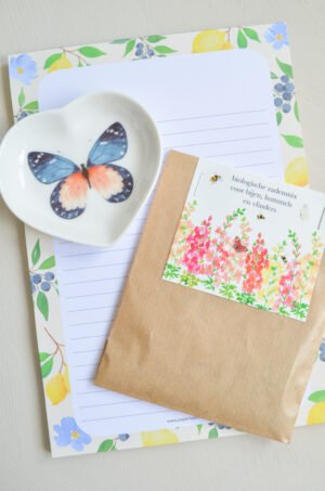 cadeausetje met vlinderschaaltje in blauw roze, notitieblok met citroenen en bijenmix