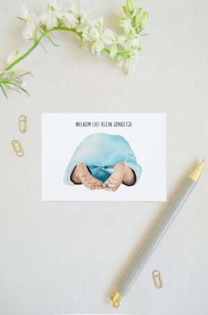 blanco ansichtkaart met babytje met blauw rompertje, met focus op de babyvoetjes, geschilderd met aquarel en op de voorkant tekst'welkom lieve kleine jongen'