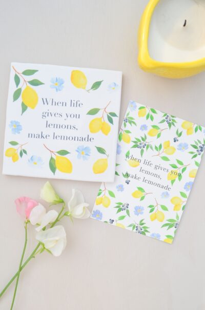wandtegeltje en bijpassende ansichtkaart met citroenen illustraties en tekst 'when life gives you lemons, make lemonade'