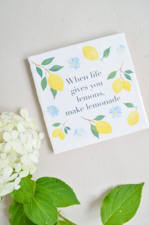 wandtegeltje met tekst 'when life gives you lemons, make lemonade' en aquarel citroenen en bloemen