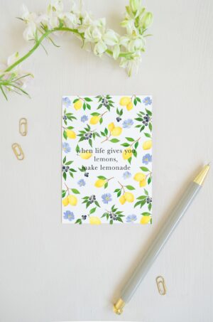 zomerse ansichtkaart met aquarel citroenen en bloemen en tekst 'when life gives you lemons, make lemonade'