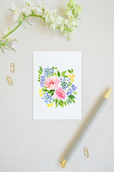 vrolijke blanco ansichtkaart met aquarel bloemen in frisse zomerse kleuren en losse stijl